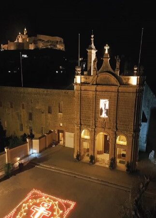 Hemm Id-Dlam Ħallini Ħa Nkebbes Id-Dawl